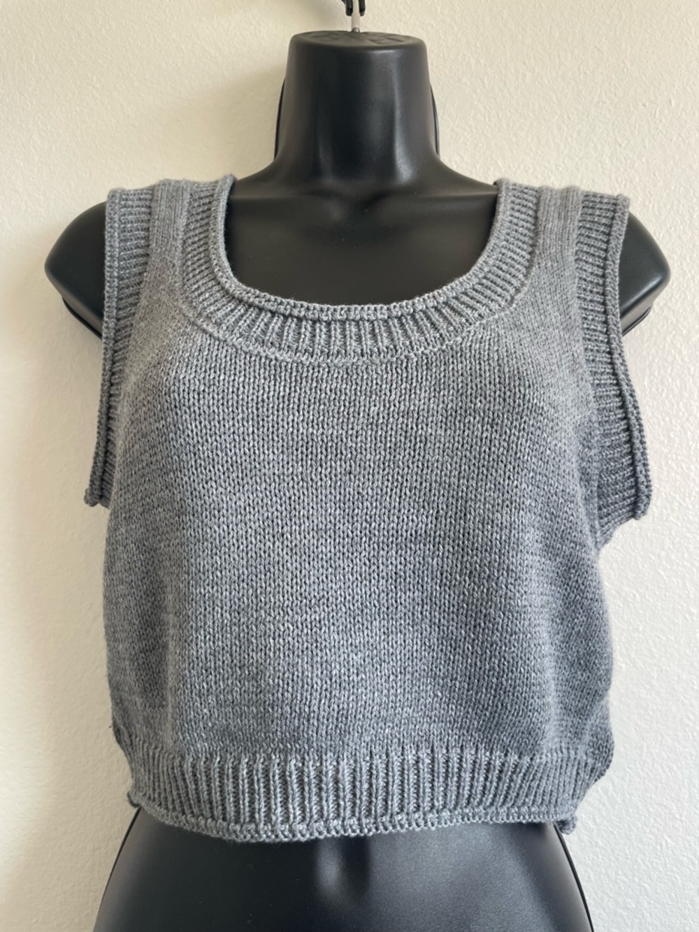 NWT VICI Gray Knit Sweater Tank Top Women’s Small Crop Sleeveless Ribbed - Picture 2 of 10